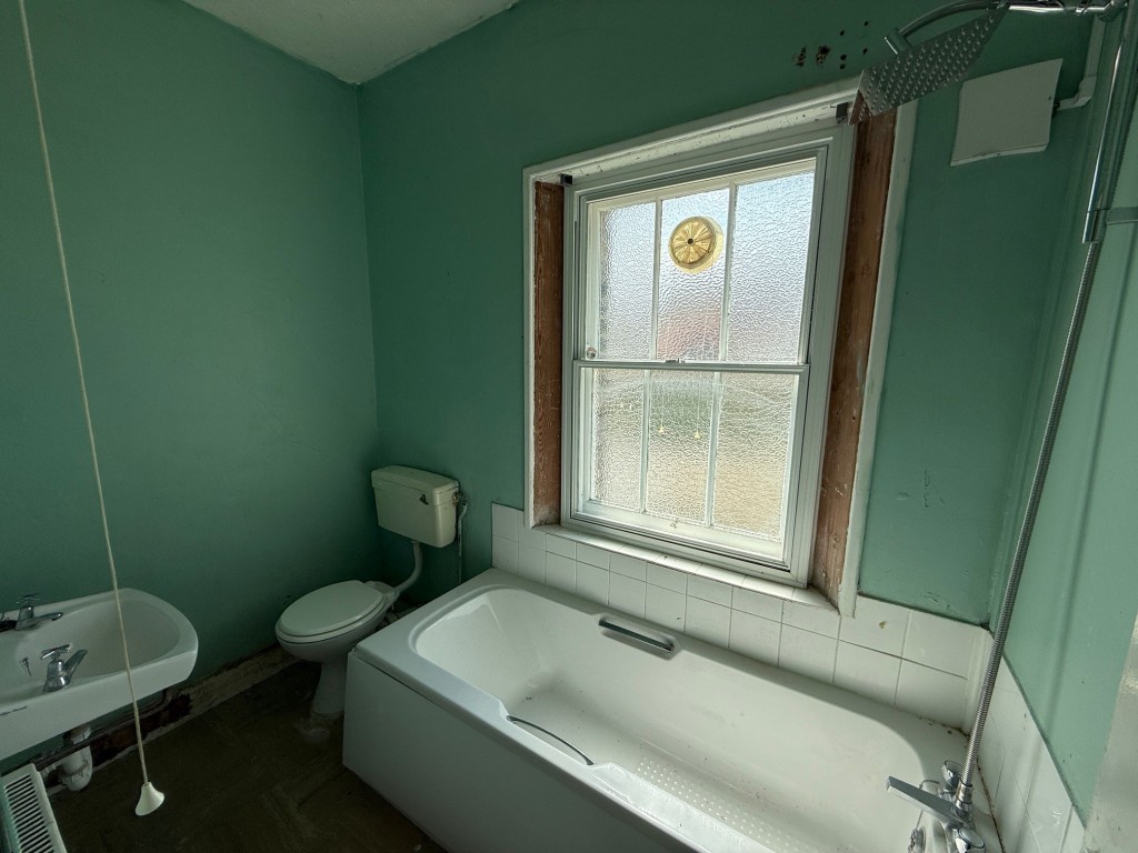 Lot: 110 - THREE-BEDROOM END-TERRACE COTTAGE FOR IMPROVEMENT - bathroom WC with window